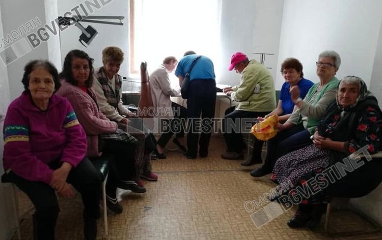 Част от възрастните потребители на поректа попълват анкетите си на място при среща с Попов, друга ги носят в къщи и ги връщат след време, някои са слабо грамотни, други не виждат и търсят помощ за попълването им