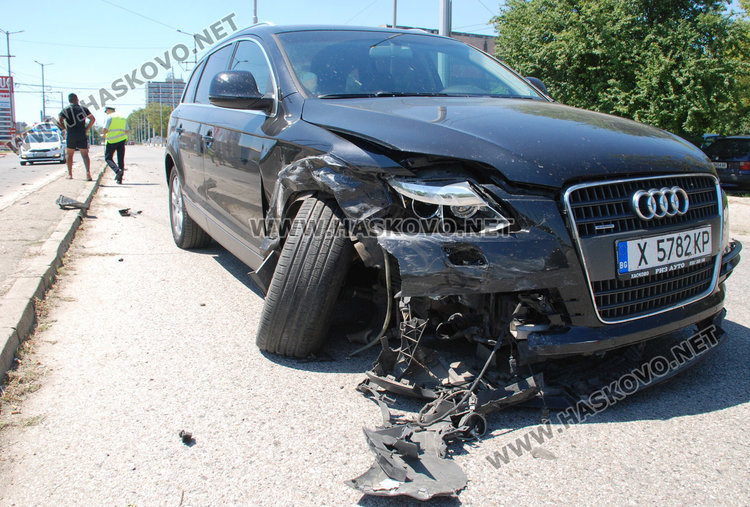 Ауди и Пежо се разбиха по булеварда след КАТ, пострада мъж