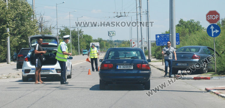 Ауди и Пежо се разбиха по булеварда след КАТ, пострада мъж