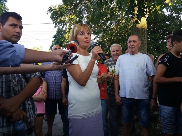 След среща с Мая Манолова недоволните свиневъди от Първомайско прекратиха протестните действия