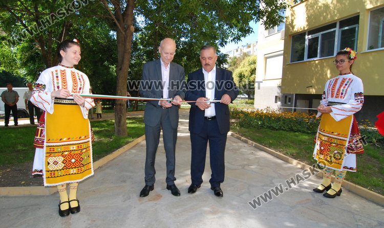 С водосвет откриха детски площадки и игрище в "Орфей"