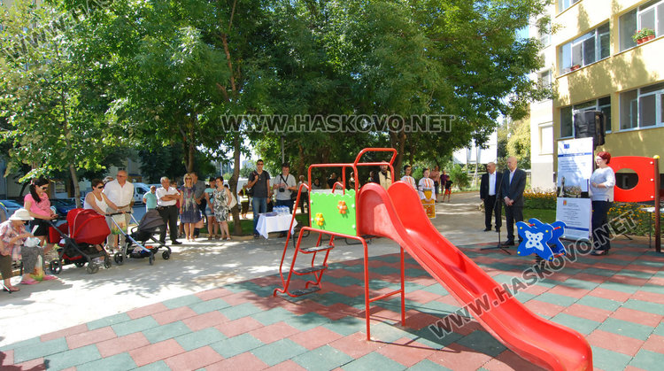 С водосвет откриха детски площадки и игрище в "Орфей"