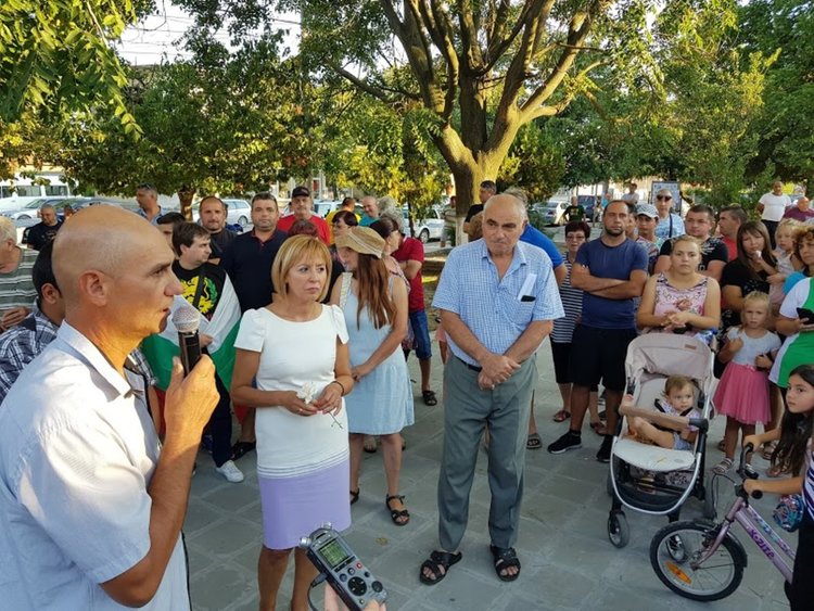 След среща с Мая Манолова недоволните свиневъди от Първомайско прекратиха протестните действия