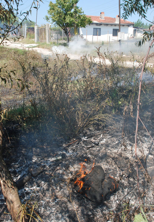 Пожар в частен имот обгази Сточна гара в Хасково