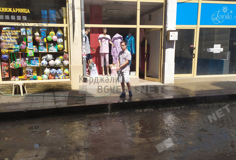 Търговци мият „Републиканска”, задушлив прах пъди клиентите