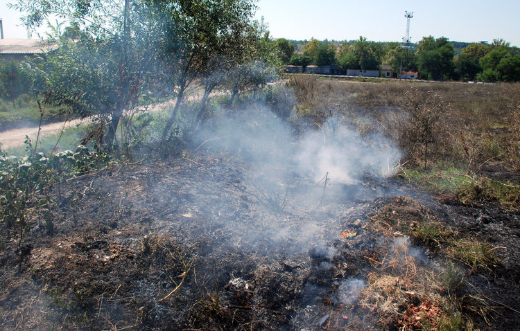 Пожар в частен имот обгази Сточна гара в Хасково