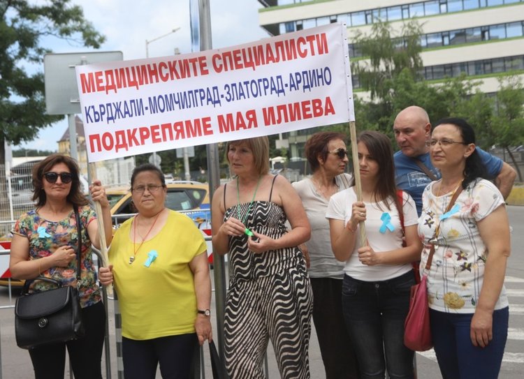 Медсестри от цялата страна излизат на протест в подкрепа на Мая Илиева