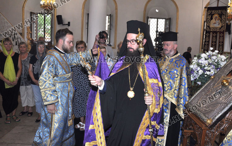 Посрещнаха чудотворната икона “Златната ябълка” в “Света Богородица”