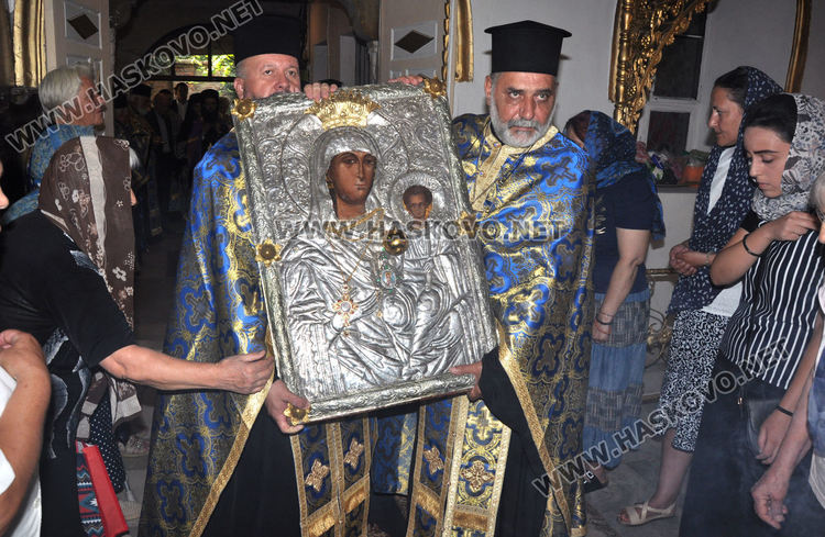 Посрещнаха чудотворната икона “Златната ябълка” в “Света Богородица”