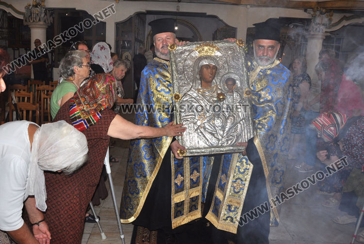 Посрещнаха чудотворната икона “Златната ябълка” в “Света Богородица”