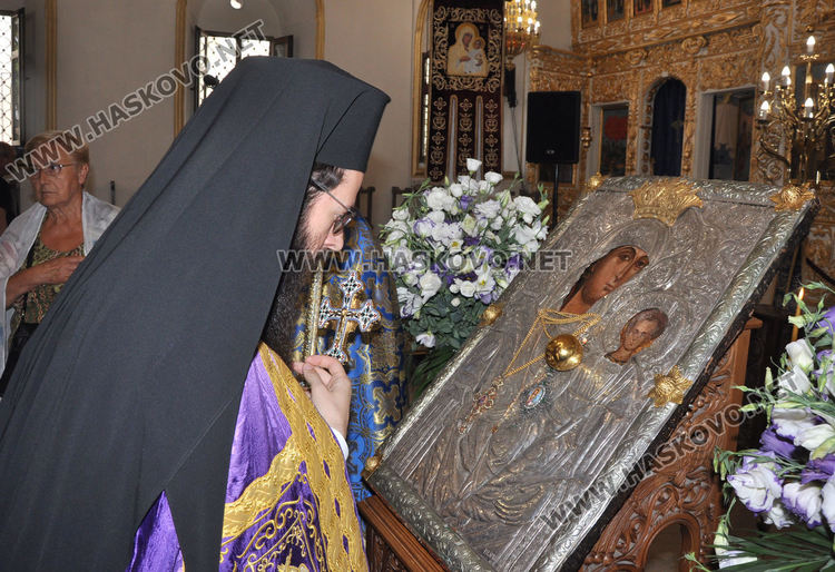 Посрещнаха чудотворната икона “Златната ябълка” в “Света Богородица”