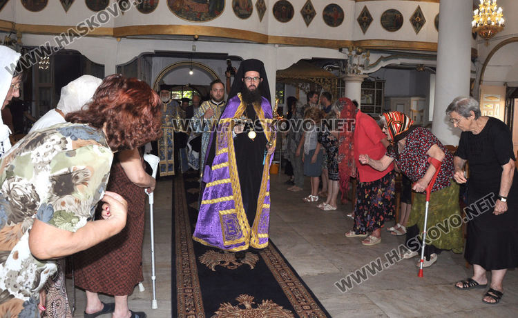 Посрещнаха чудотворната икона “Златната ябълка” в “Света Богородица”