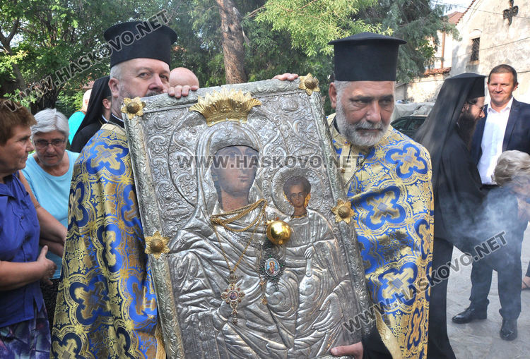 Посрещнаха чудотворната икона “Златната ябълка” в “Света Богородица”