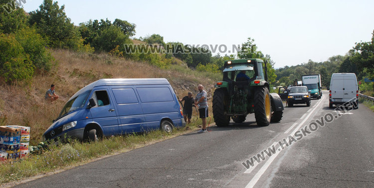 Микробус с дини и пъпеши се катурна в канавка