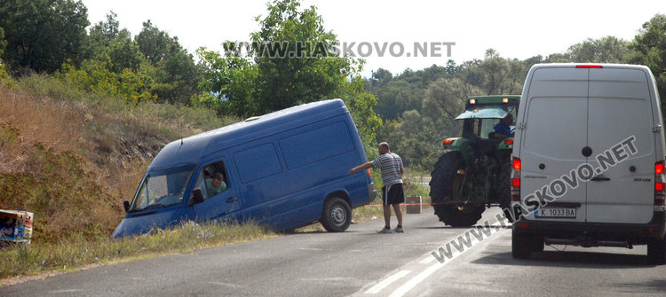 Микробус с дини и пъпеши се катурна в канавка