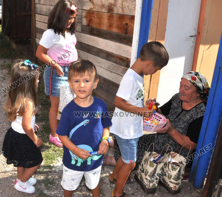 Младоженец проводи украсен коч на млада булка преди Байрама 