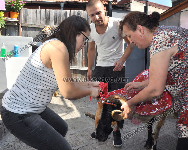 Младоженец проводи украсен коч на млада булка преди Байрама 