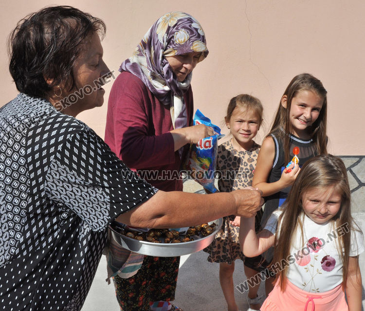Младоженец проводи украсен коч на млада булка преди Байрама 