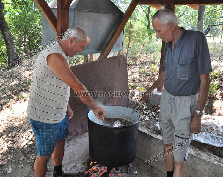 Освещаване на параклис и нова фазанария за отриване на ловния сезон в Книжовник