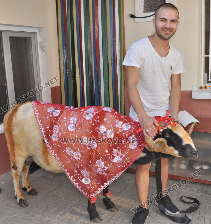 Младоженец проводи украсен коч на млада булка преди Байрама 