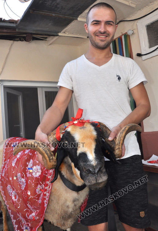 Младоженец проводи украсен коч на млада булка преди Байрама 