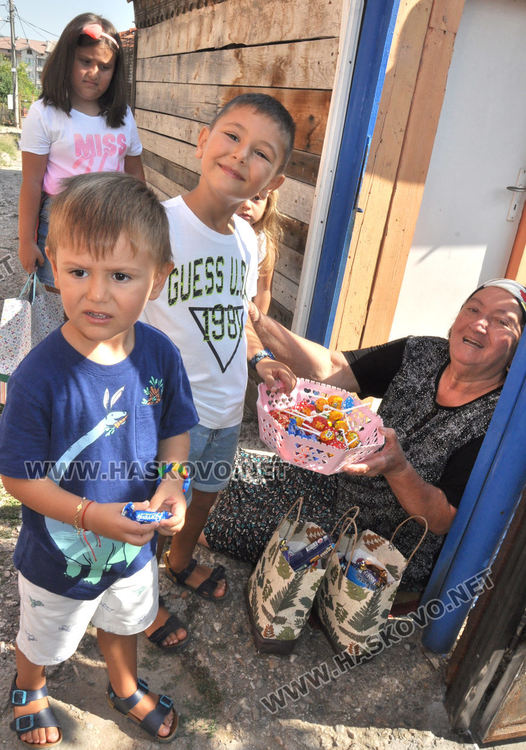 Младоженец проводи украсен коч на млада булка преди Байрама 