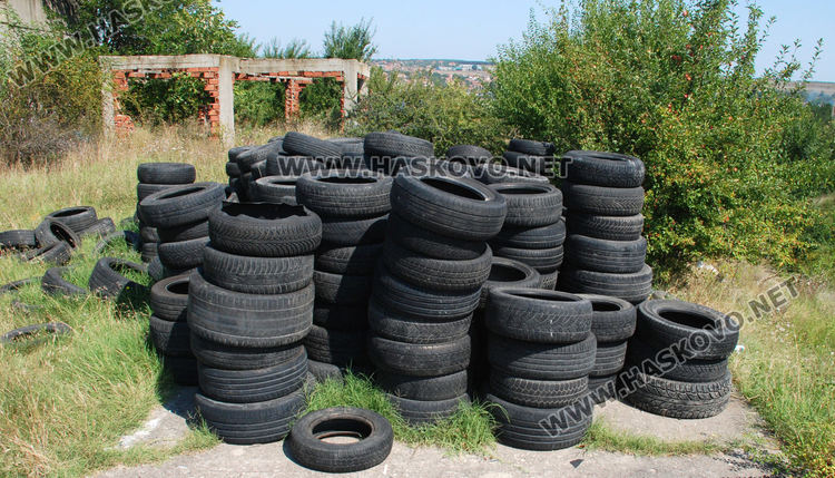 Останалите гуми в бившия ТЕЦ, подготвени за извозване