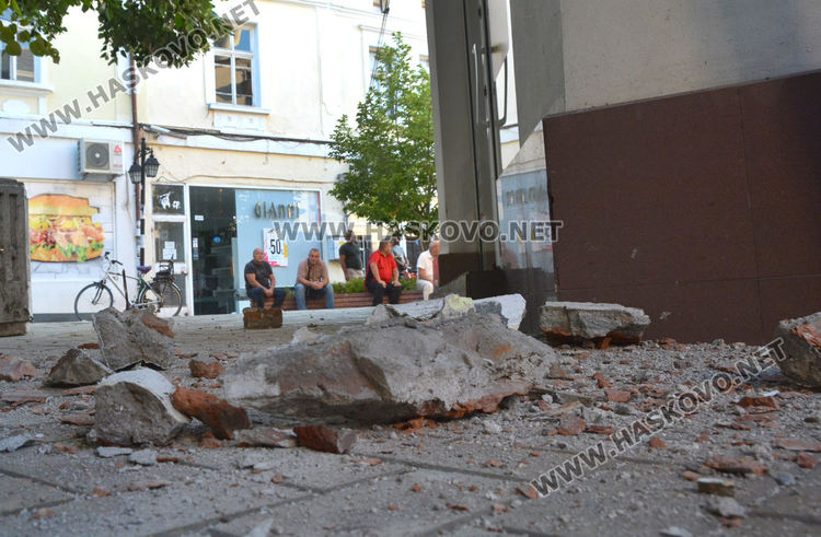 Бетонни отломки паднаха до „Чарши джамия” по време на молитвата за байрама