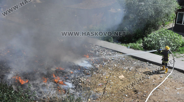 Пожар в дерето в „Република” обгази Хасково