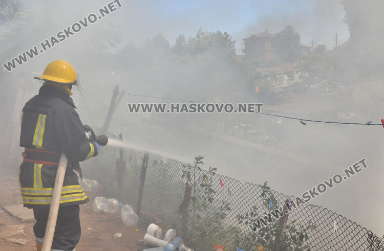 Пожар в дерето в „Република” обгази Хасково