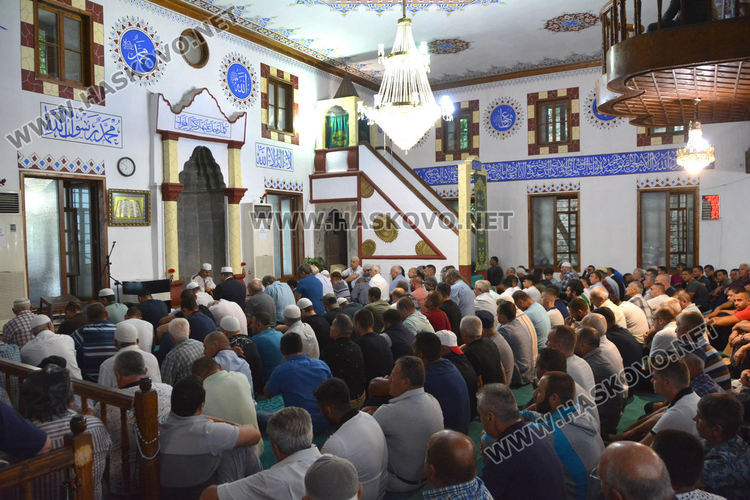 Мюсюлманите празнуват Курбан байрам, джамиите отесняха