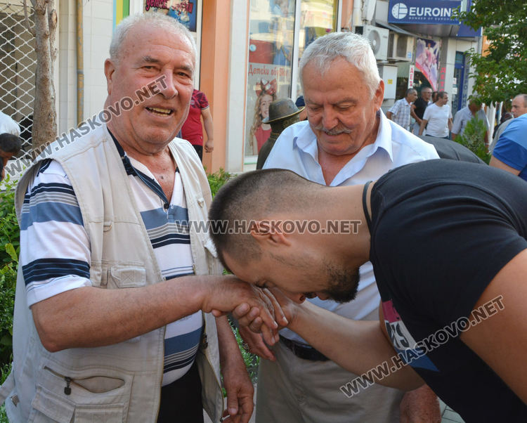 Мюсюлманите празнуват Курбан байрам, джамиите отесняха