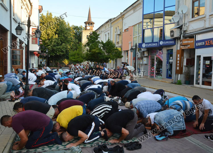 Мюсюлманите празнуват Курбан байрам, джамиите отесняха