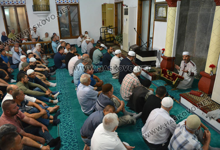 Мюсюлманите празнуват Курбан байрам, джамиите отесняха