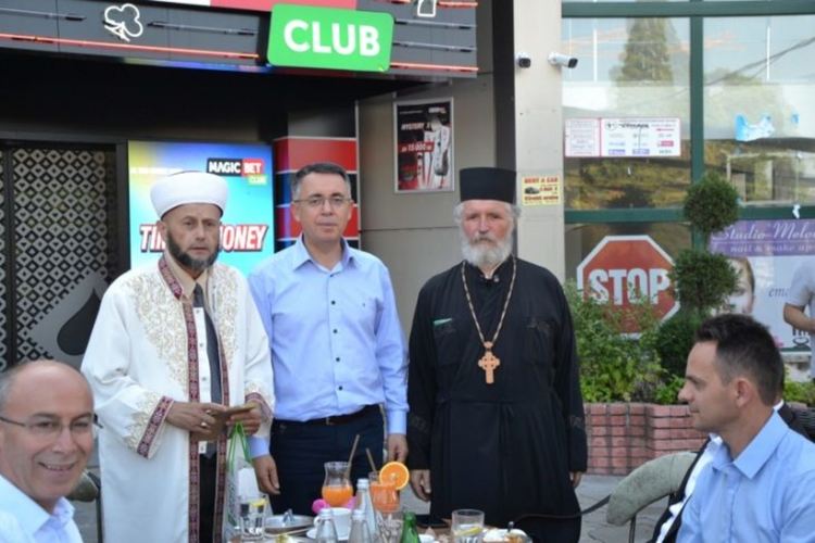 Кмет,мюфтия и свещеник на байрамско кафе в Кърджали