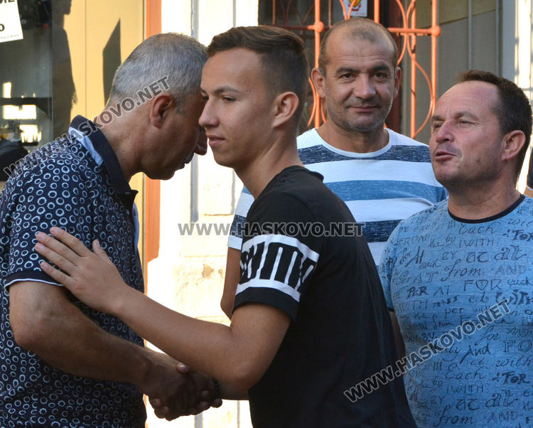 Мюсюлманите празнуват Курбан байрам, джамиите отесняха