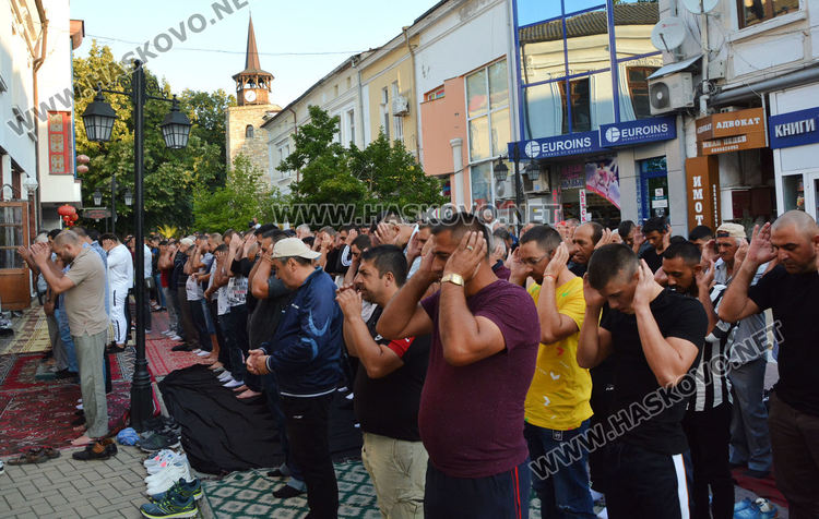 Мюсюлманите празнуват Курбан байрам, джамиите отесняха