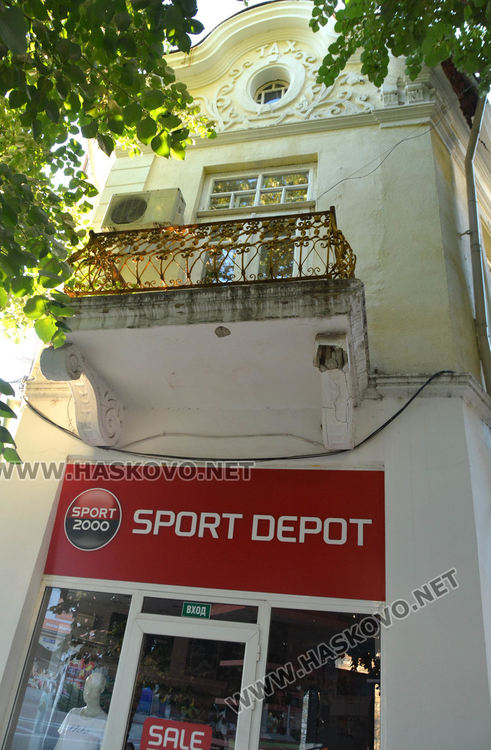 Бетонни отломки паднаха до „Чарши джамия” по време на молитвата за байрама