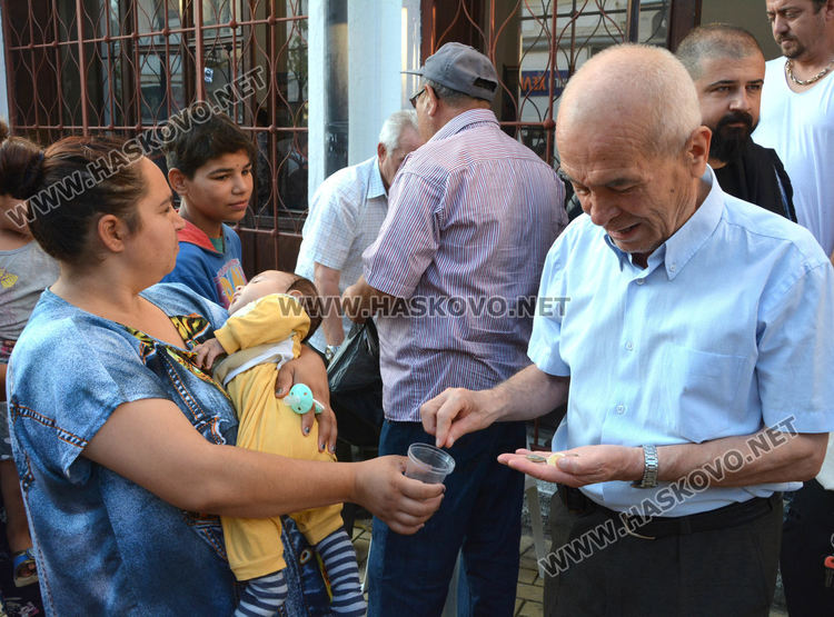 Мюсюлманите празнуват Курбан байрам, джамиите отесняха