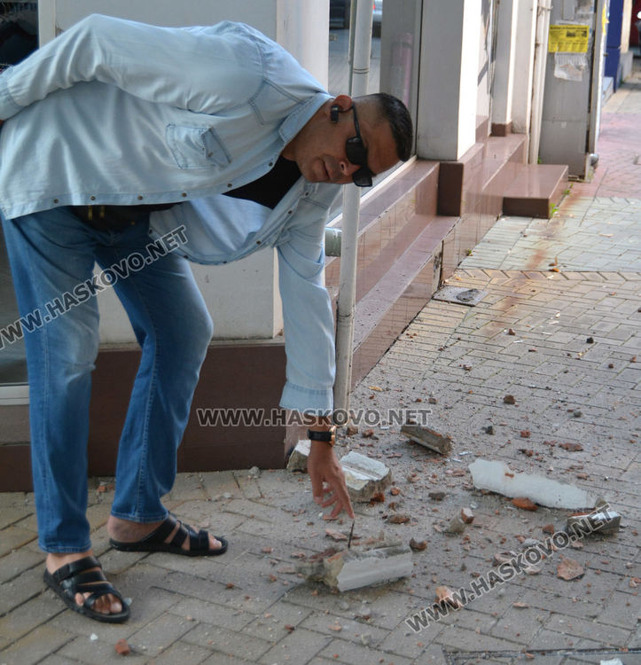 Бетонни отломки паднаха до „Чарши джамия” по време на молитвата за байрама