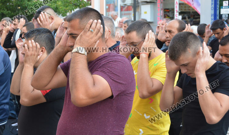 Мюсюлманите празнуват Курбан байрам, джамиите отесняха