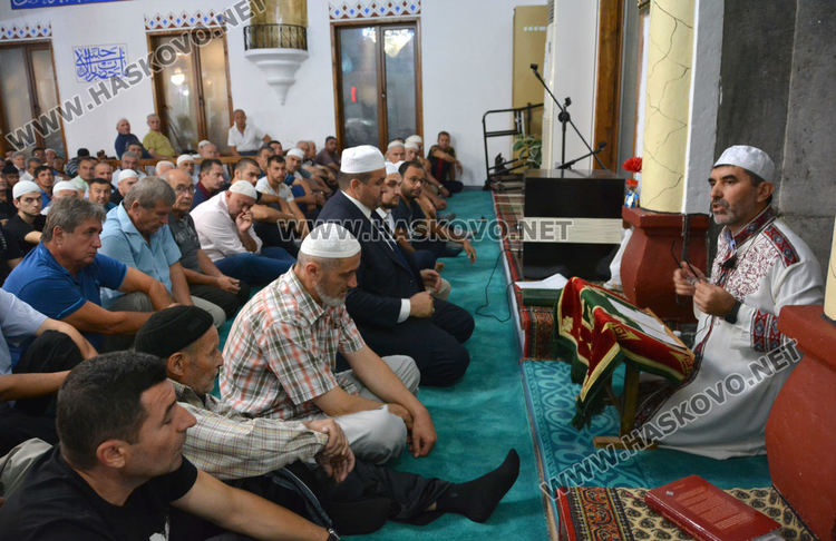 Мюсюлманите празнуват Курбан байрам, джамиите отесняха