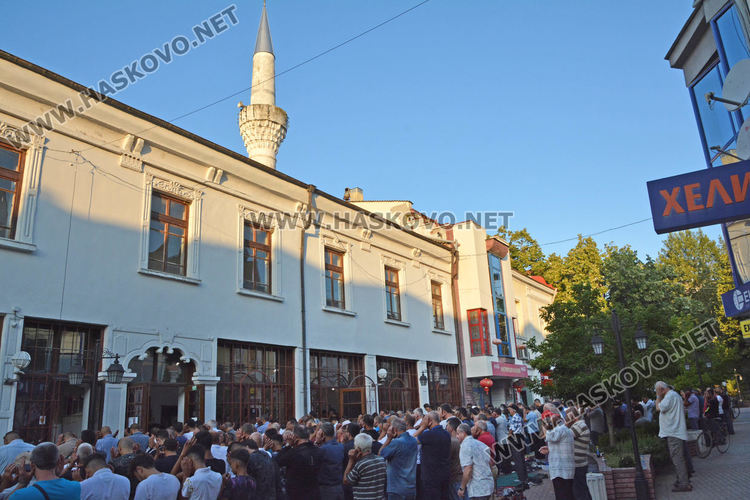 Мюсюлманите празнуват Курбан байрам, джамиите отесняха