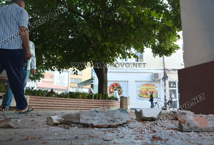 Бетонни отломки паднаха до „Чарши джамия” по време на молитвата за байрама