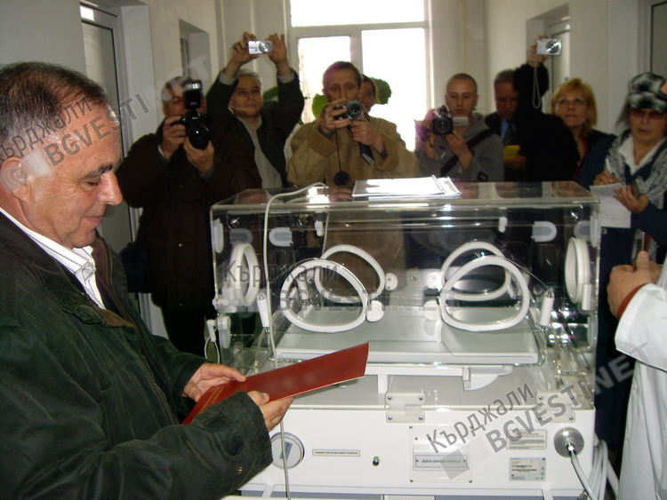 Ротарианецът Александър Елинод-Садък подарява ковьоз на болницата