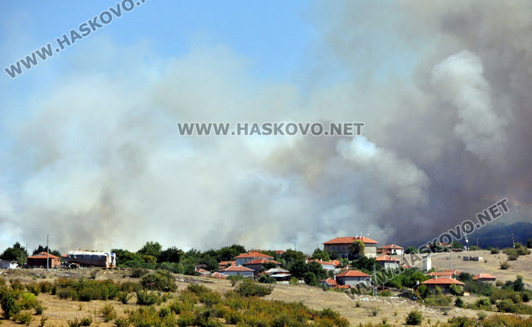 Спряха пожар край Брягово на метри от къщите