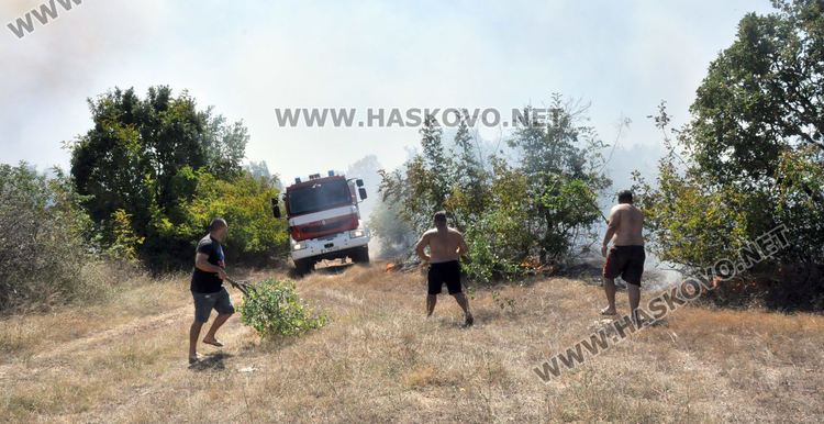 Спряха пожар край Брягово на метри от къщите