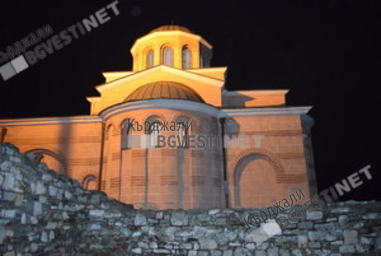 Преместете колите си от паркинга  пред храма „Свети Йоан Предтеча“, започва асфалтиране