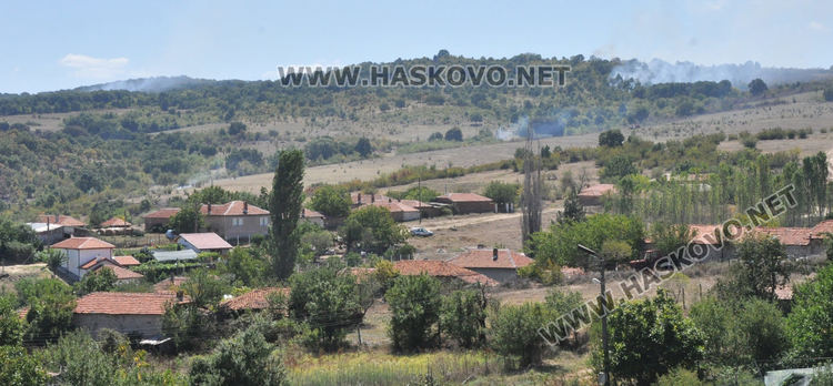 Пожарникар №1 пристигна до пепелището между Брягово, Любеново и Родопи, има готовност за пускане на хеликоптер