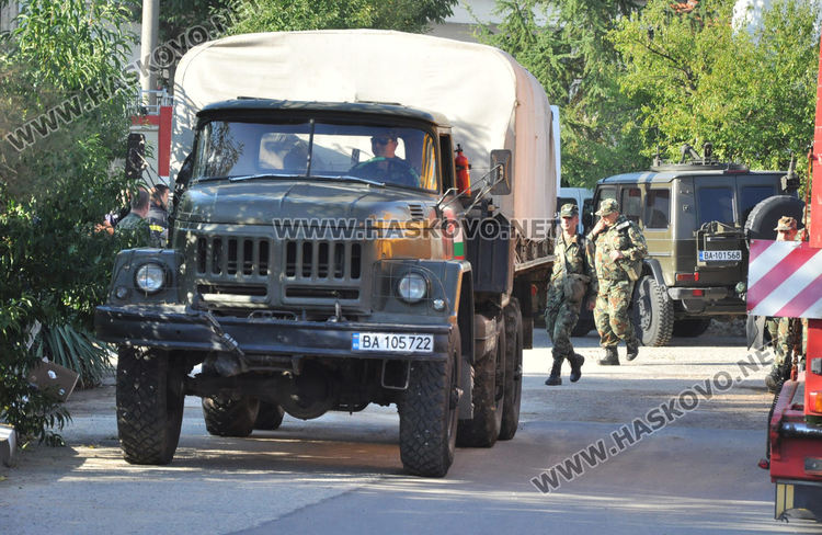 Верижна техника и военни гасят пожара край Любеново
